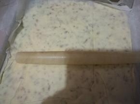 倒入铺了油纸的烤盘上，擀面杖擀平，整理成大约2厘米厚的大方块。