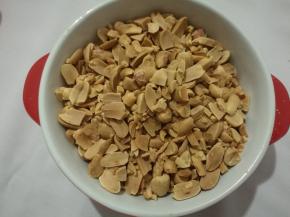 花生仁切碎，不用太碎有些颗粒更好吃。