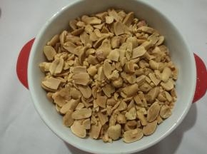 花生仁切碎，不用太碎有些颗粒更好吃。