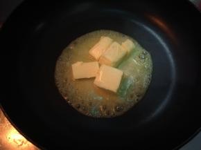 不粘锅放入黄油，小火加热至溶化。