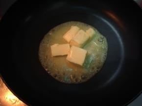 不粘锅放入黄油，小火加热至溶化。
