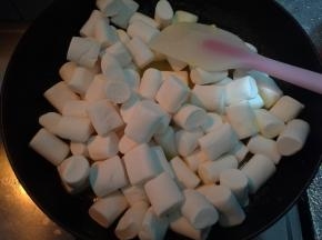 倒入棉花糖。