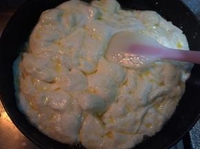 小火加热翻炒至融化。
