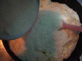 加入奶粉，继续翻炒。