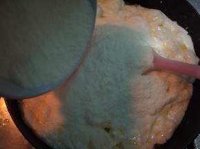 加入奶粉，继续翻炒。