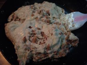 倒入花生碎，关火，慢慢搅拌均匀。直到用手摸上去不粘手就可以了。