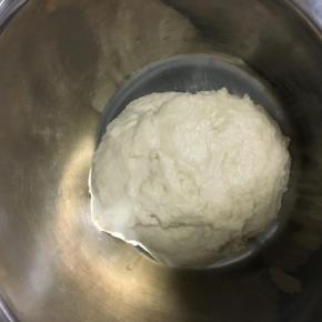 中种面团揉至无干粉，放冰箱冷藏