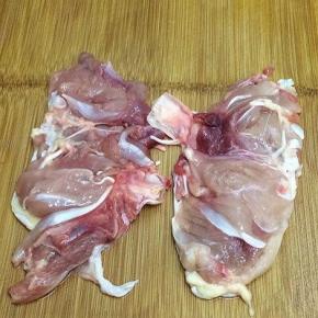 另一个也同样的方法去骨，然后切开不要切坏了，整个一个