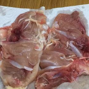 然后拿厨房纸巾吸干上面的水份