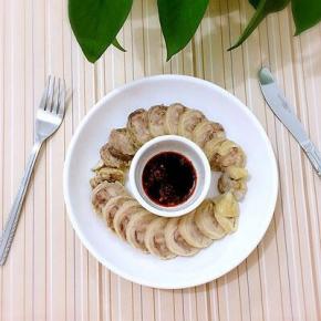 调一点醮料：生抽和辣椒油，也可以放点蒜蓉醮着吃