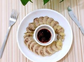 调一点醮料：生抽和辣椒油，也可以放点蒜蓉醮着吃