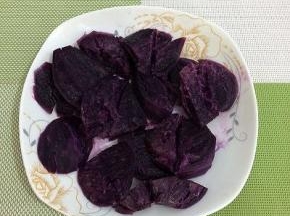 将紫薯装入盘中，上锅蒸熟