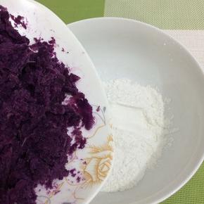 将搅拌均匀的紫薯泥，倒入糯米粉中