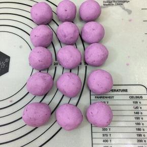 均匀的分成，大概30克左右的小面团搓圆