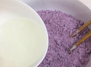 然后将白开水倒入碗中