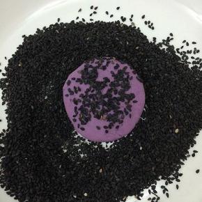 将饼坯放入芝麻中，两边都圴匀的沾上芝麻