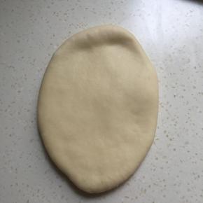 光面朝上擀成牛舌型