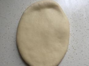 光面朝上擀成牛舌型