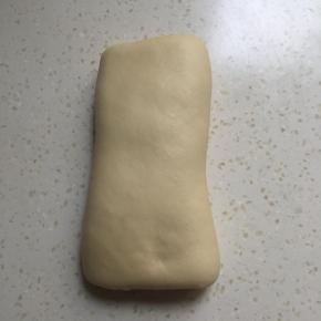 再反过面来，光面向上擀牛舌型