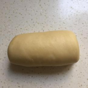 反过来光面向下，自上向下卷起来，卷二圈半左右