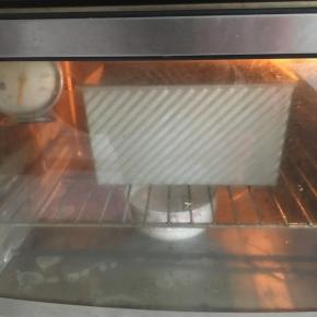 烤箱发酵功能，下面放一碗开水，中途水不热的话，要换一碗