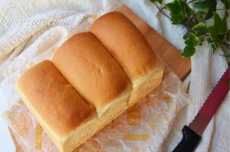 发酵一小时左右，八分满时取出预热烤箱，上下管180度，预热好后把吐司放入烤箱中下层烤40分钟