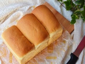 发酵一小时左右，八分满时取出预热烤箱，上下管180度，预热好后把吐司放入烤箱中下层烤40分钟