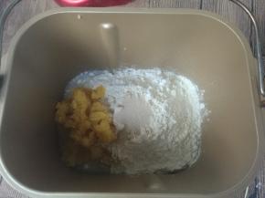 所有材料按照水、蛋液、盐、糖（盐和糖对角放）、奶粉、高筋粉、红薯泥、酵母的顺序放入面包机桶内（这里用到的是东菱1352AE—3c）。