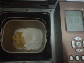 面包桶装好，启动一个和面程序10分钟。