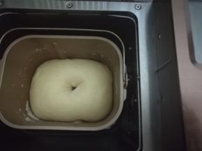 发酵结束，面团发酵到2倍大，用手指沾干面粉戳个洞不回缩不塌陷，发酵完成。