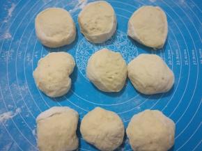 取出面团，按压排气。分割成9个小面团。