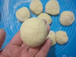 小面团揉圆，底口收紧，防止二次发酵时涨开影响美观。