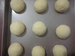 全部依次做好，排入烤盘。