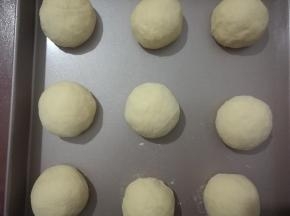 全部依次做好，排入烤盘。