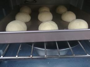 放入烤箱进行二次发酵。旁边可放一碗热水增加湿度。