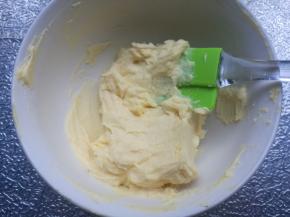 面团发酵期间，制作表面装饰的黄油红薯酱。软化好的黄油加入过筛的红薯泥混合搅拌均匀即可。