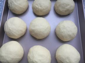 面团发酵到2—2.5倍大，取出。烤箱预热上下火195度。