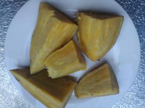 红薯上锅蒸熟，压烂，纤维组织多的过筛。我的红薯纤维不多，我没过筛。黄油提前拿出室温软化。