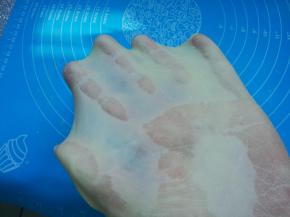 和面结束，检查面团，能轻松拉出大片薄膜。