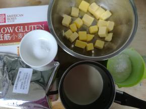 准备好所有材料。低筋粉和可可粉提前过筛。