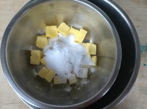 黄油一定软化到位，用手指轻松按出坑。加入糖粉。坐在盆温水内。不可过热，手温就好。烤箱提前预热，上下火180度。