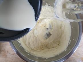 淡奶油小火加热至手温，分次加入到黄油中打发。