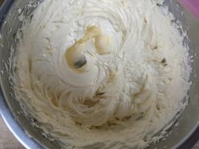 打发至羽毛状。如图。