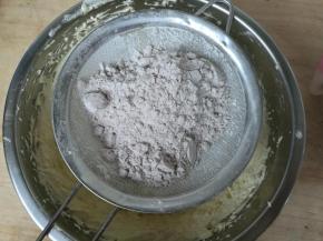 筛入低筋粉和可可粉混合的面粉。