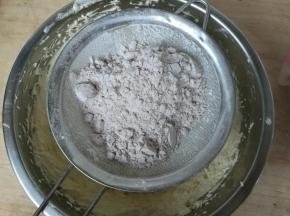 筛入低筋粉和可可粉混合的面粉。