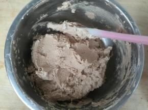 搅拌均匀，没有干面粉即可，不要搭理搅拌，面粉会起筋影响曲奇的酥松。
