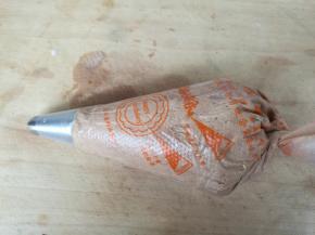 装入裱花袋，八齿裱花嘴，我这里用的是最普通的裱花袋，因为非常好挤。