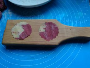 沾手粉，入模具压出花型。