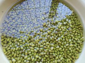 绿豆洗净加足够量的水，浸泡一夜。