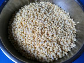 泡好的绿豆，去皮。冲洗干净。（全家总动员，正值奥运，边看电视边讨论边给绿豆剥皮，不知不觉就剥好了，没有觉得好虐嘿嘿~~）。